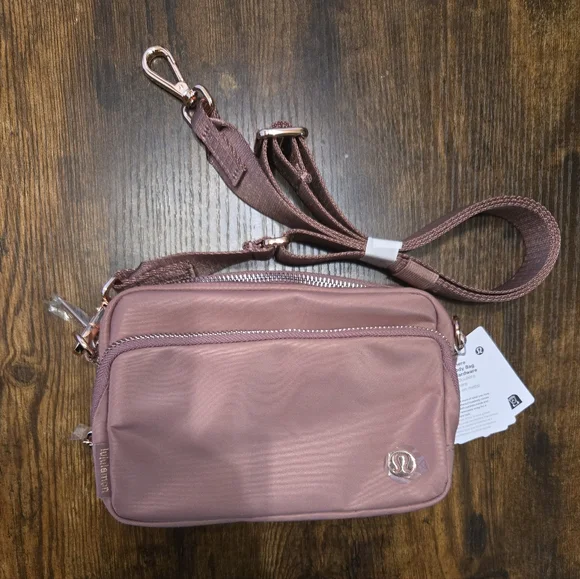 Lululemon Everywhere Crossbody Bag Metal Hardware New - Picture 1 of 3